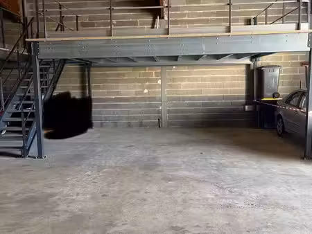 stockage 25m2 ( en mezzanine)