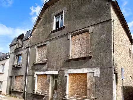 bâtisse en pierre à rénover.
