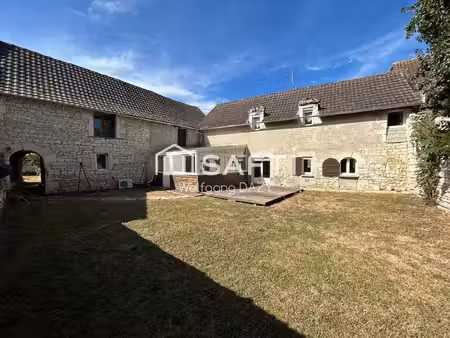 maison en pierre dans le centre bourg