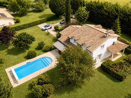 découvrez votre havre de paix aux portes de bordeaux ! cette magnifique maison à sadirac  
