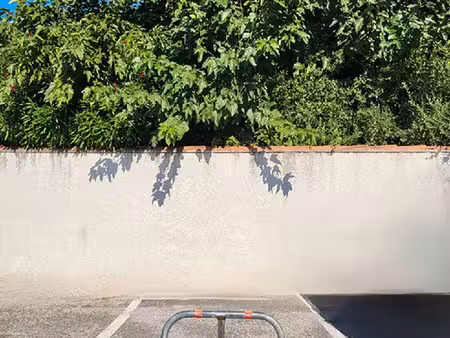 a louer - place de stationnement privée  discrète et sécurisée avec arceau – six-fours-les