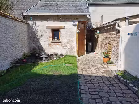 loue maison cour et bâtiment proche laon