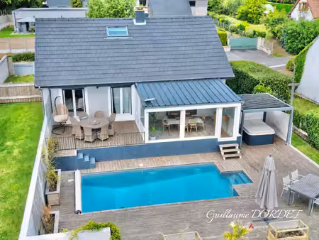 très belle maison familiale rénovée avec piscine