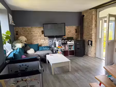 maison pierre rénovée des années 30 enduite sur cave  2 chambres