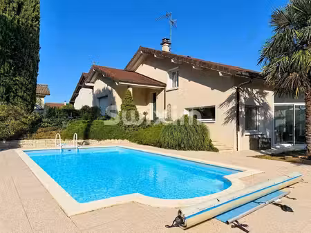maison t5 de 148 m² avec piscine sur parcelle de 980 m²a0!