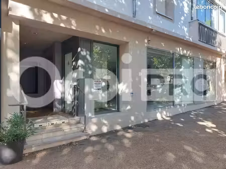 local commercial 318 m²
