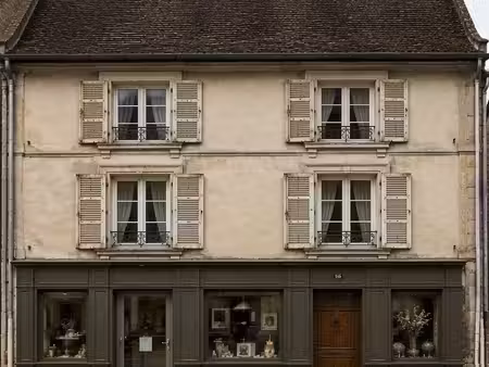 maison avec murs commerciaux