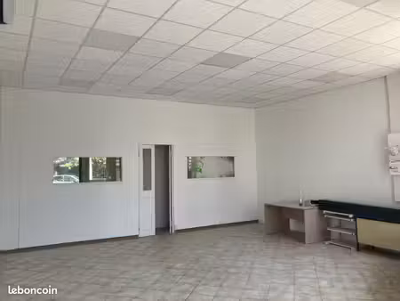 local refait à neuf 49m2 grande vitrine