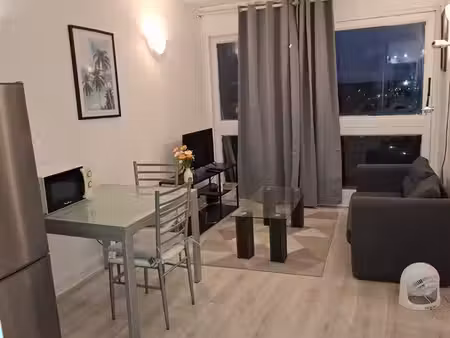 t2 meublé avec balcon – grigny 2 – proche rer d – dispo le 25 septembre