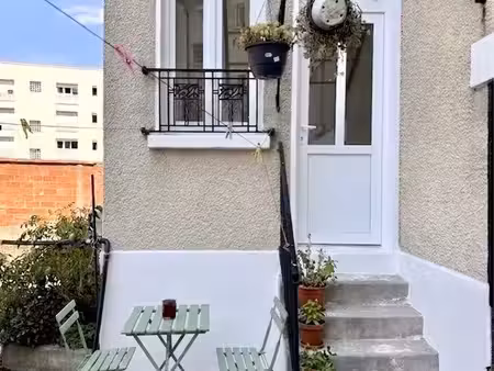idéal étudiant  studio meublé et équipé  refait à neuf 12m2 + terrasse 10m2 et entrée priv