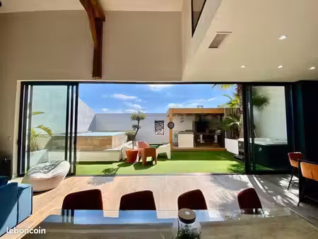 maison atypique entièrement rénovée – 220 m² – piscine à débordement – garage 190 m² – cou