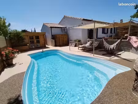 villa au calme 2 chambres  piscine  terrasses  grand terrain