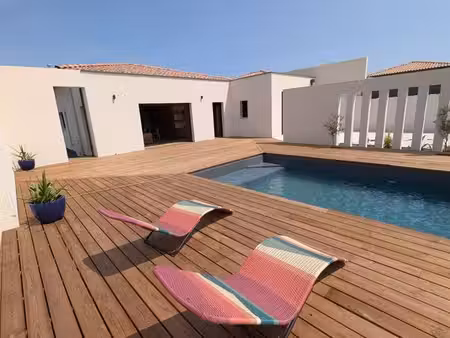 maison 4 chambres 560m2 de terrain piscine buanderie garage