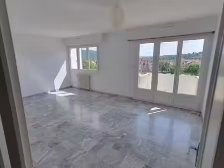 appartement à louer. pas loin du centre ville et des commodités