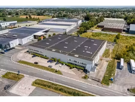 entrepôts (environ 3911 m²) à louer dans la zone industriell