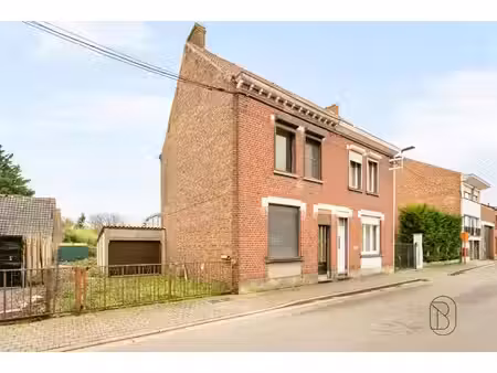 maison trois façades avec jardin et garage