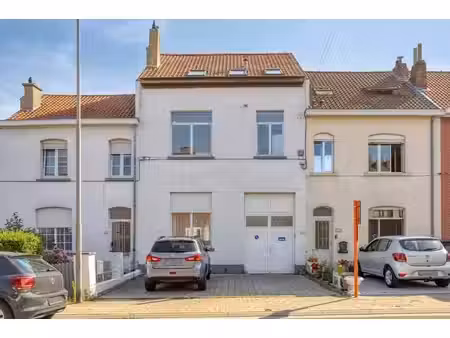 propriété polyvalente avec jardin et allée privative.