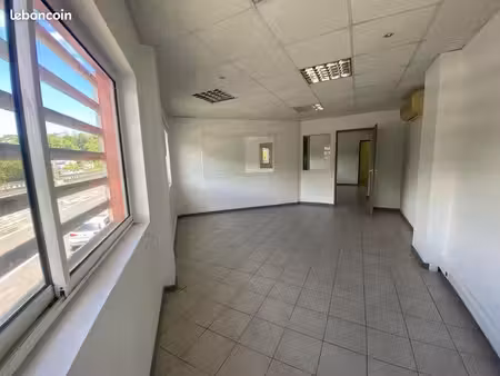 bureaux 50 m2 le gosier bas du fort  ascenseur acces pmr parking  local professionnel clim