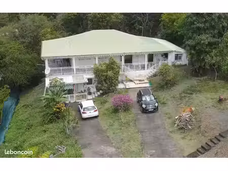 villa a renover avec locataire au sous sol avec vue degagee a 5 mn de pointe a pitre
