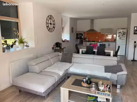 appartement (au dessus d'une mairie)