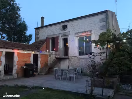 ? maison en pierre avec jardin 550 m² – saintes – 850 /mois