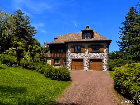 maison de caractère en partie en pierre avec parc  prairie et verger