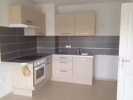 location appartement 2 pièces 41 m² à le muy (83490)  680 €