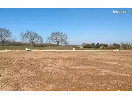 terrain 701 m² le gua