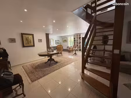 maison 7 pièces 250m2