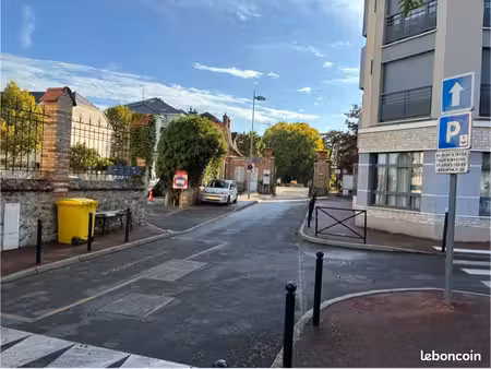 location place de parking extérieur avec barrière sécurisée