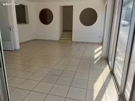 ◊ à louer : locaux professionnels en rez-de-jardin - le tampon (974) ??