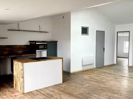 à louer – appartement 3 pièces en plein centre de saint-jean-d’angély