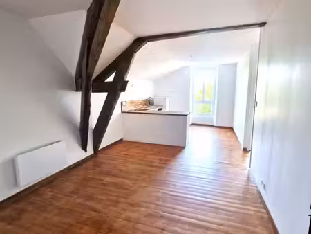 t2 de caractère – poutres apparentes & parquet