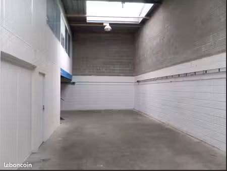 a vendre local d'activités/entrepôt  disposant de 4 places de parking