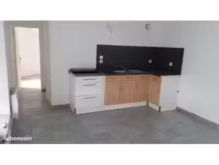 t2 32 m² à louer – centre de callac