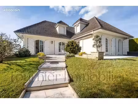 belle maison( 210 m2) dans un très bel environnement verdoyant de 20 ares