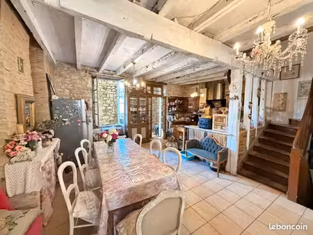 issigeac centre – immeuble en pierre 184 m²