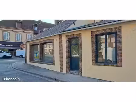 local commercial entièrement rénovée