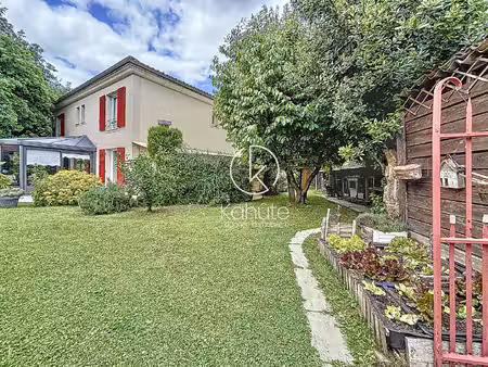 à seulement 20 km du centre-ville de lyon  sur la commune des chères  maison de 6 pièce(s)