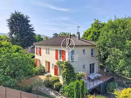 à seulement 20 km du centre-ville de lyon  sur la commune des chères  maison de 6 pièce(s)