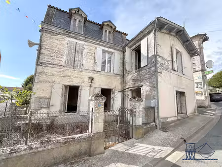 au coeur du bourg  une maison de caractère à restaurer