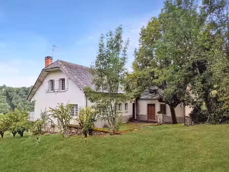 corrèze. proche d'argentat. maison de campagne comprenant 4 chambres  une maison attenante