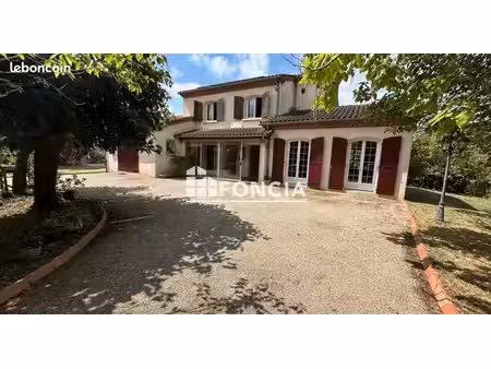 belle propriété avec maison  piscine et nombreuses dépendances à proximité de revel