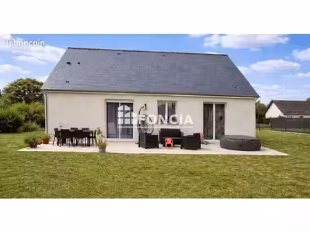 maison récente de plain-pied avec grand terrain et garage