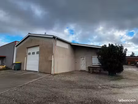 entrepôt avec bureau 236m2