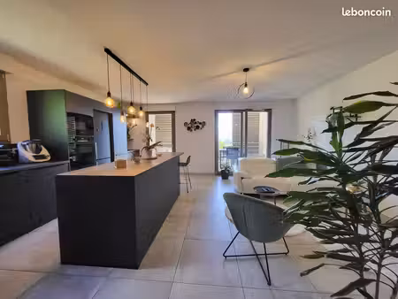 à vendre  bel appartement t3 de 67m2  balcon  garage  vue vercors