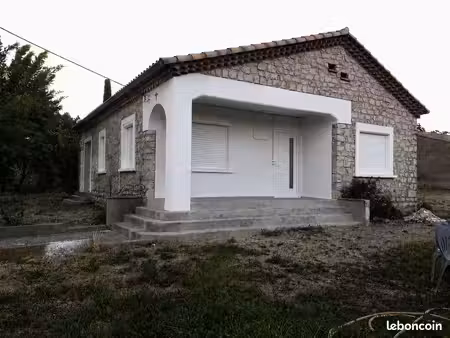 villa f4 climatisée sur grand terrain avec hangar