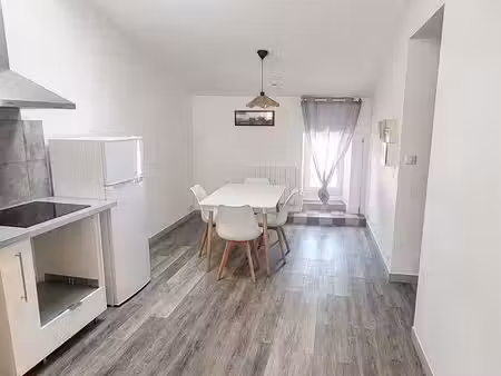 magnifique t2 rénové et meublé en plein centre de rions