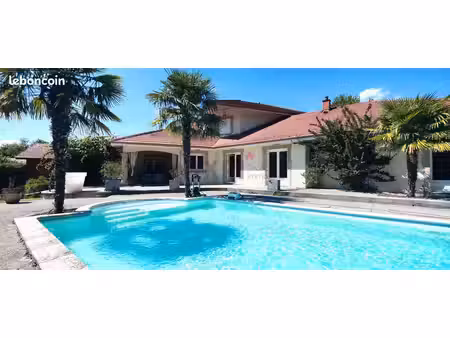 villa 6 pièces 244 m²