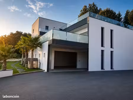 villa contemporaine 220 m² – piscine – garage 8 voitures – terrain paysagé